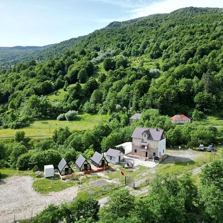 Vita Guesthouse Bajram Curri エクステリア 写真