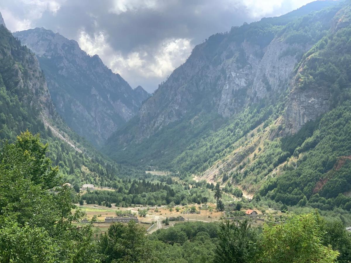 Vita Guesthouse Bajram Curri エクステリア 写真