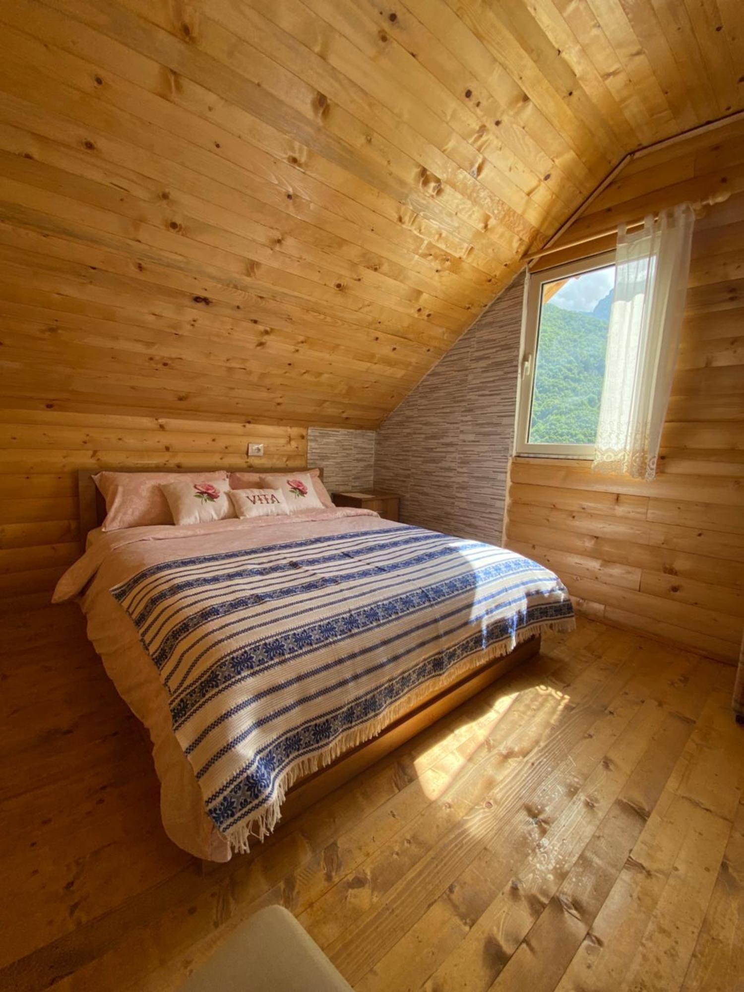 Vita Guesthouse Bajram Curri エクステリア 写真
