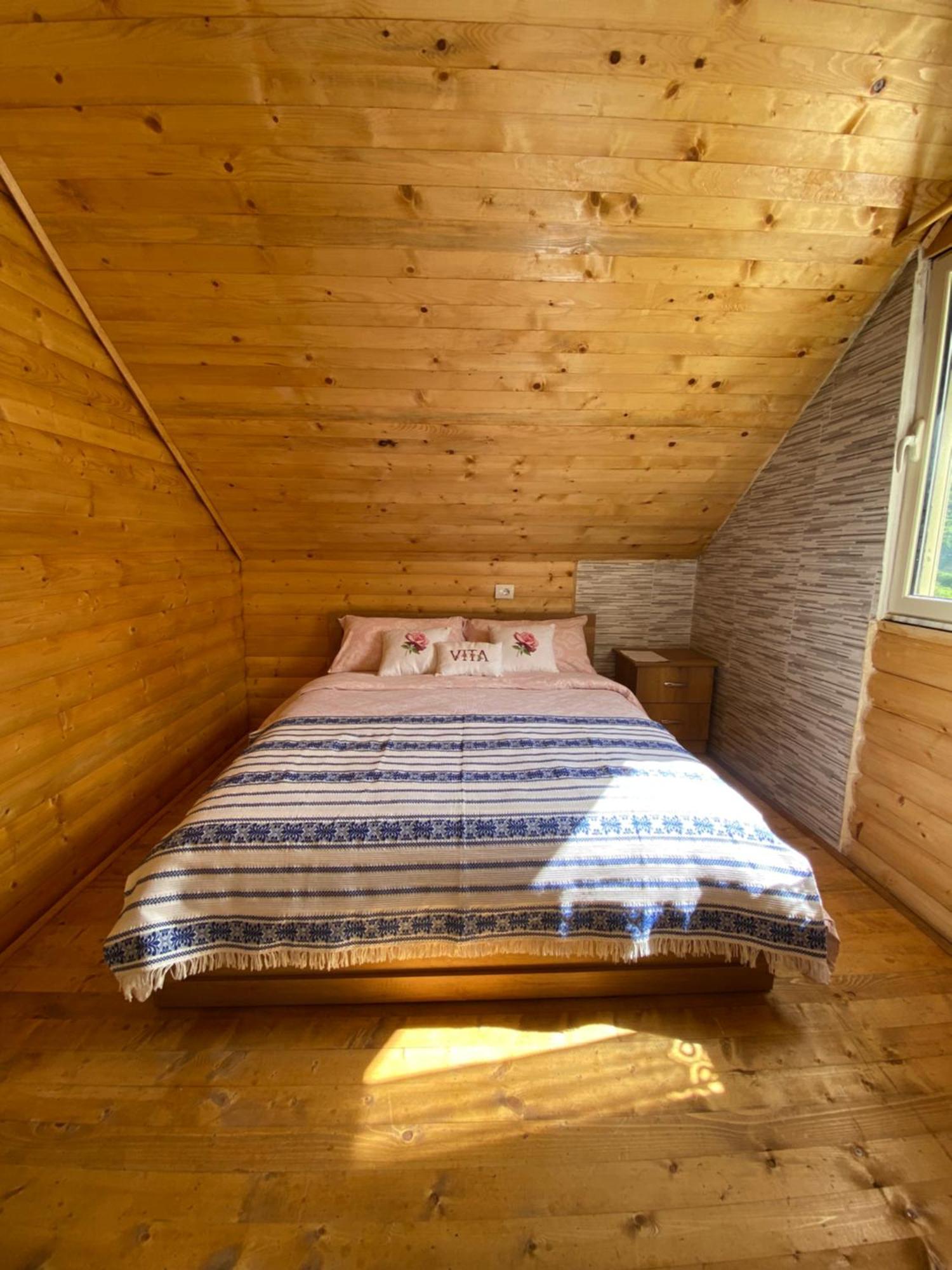 Vita Guesthouse Bajram Curri エクステリア 写真