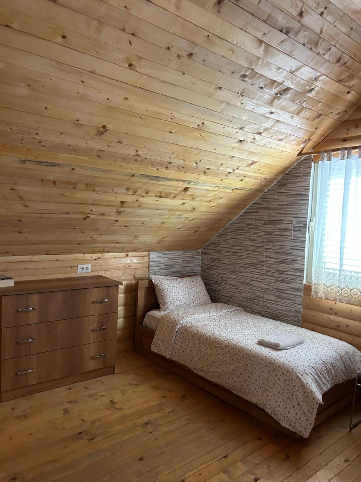 Vita Guesthouse Bajram Curri エクステリア 写真