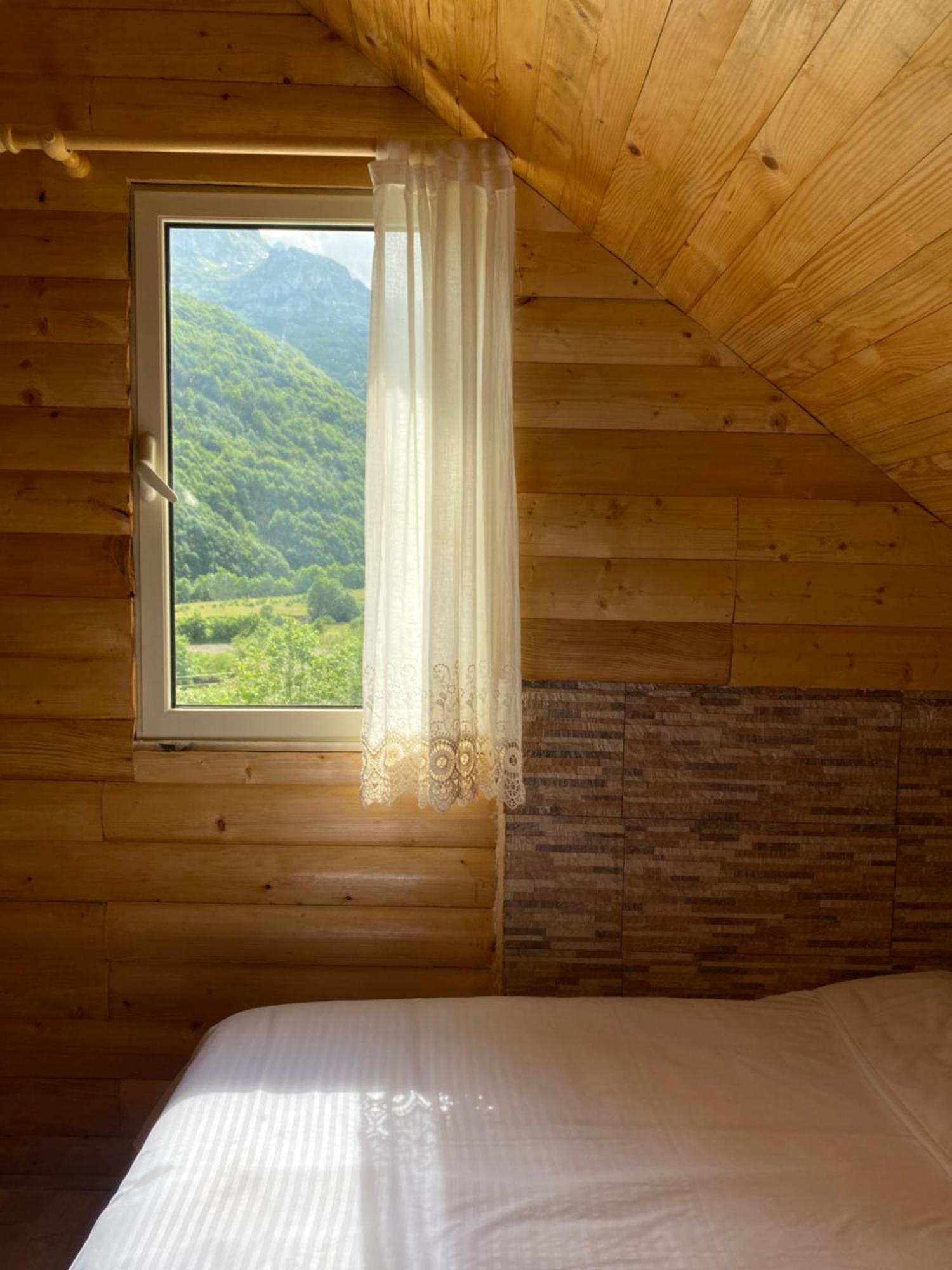 Vita Guesthouse Bajram Curri エクステリア 写真