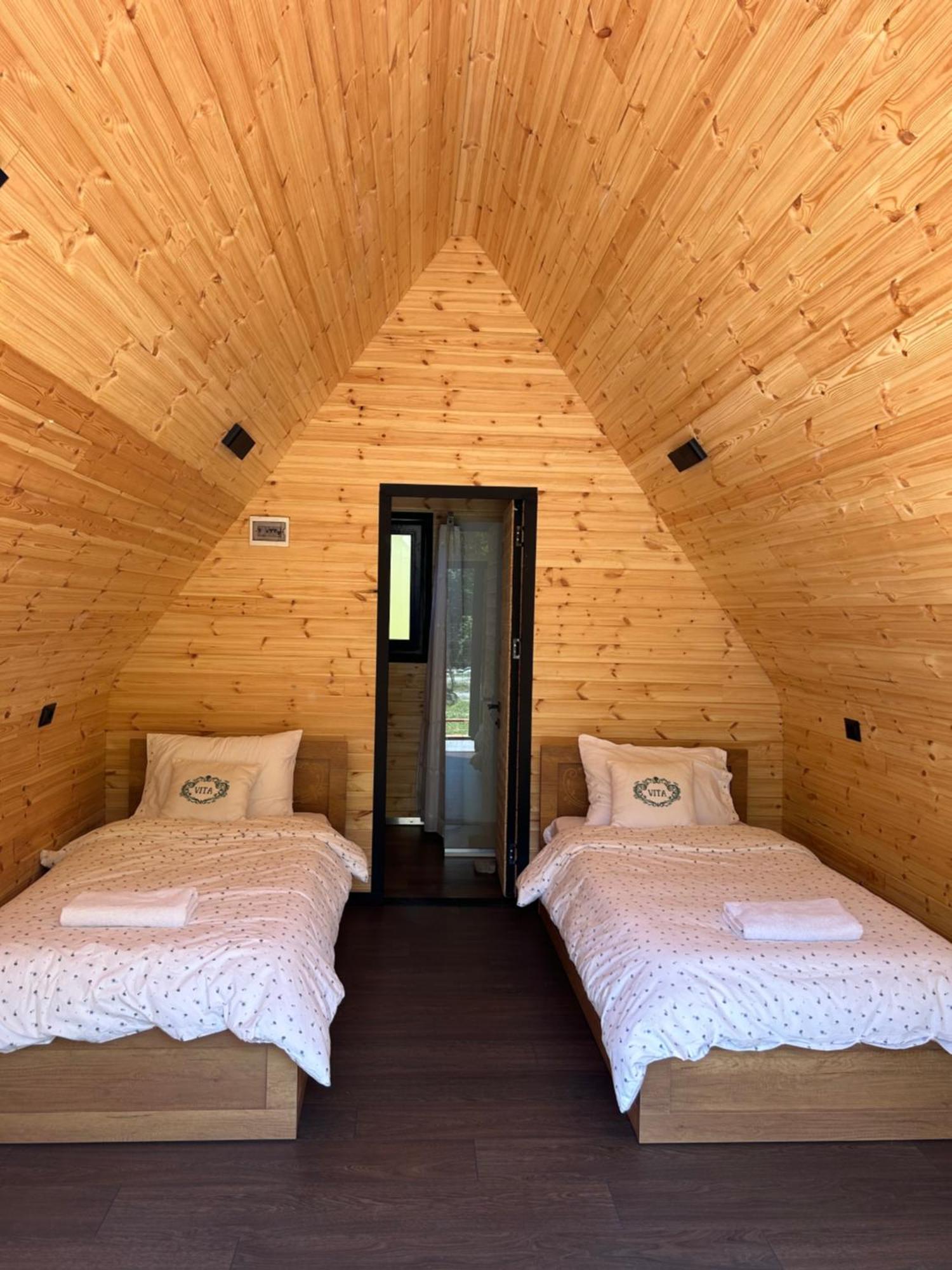 Vita Guesthouse Bajram Curri エクステリア 写真