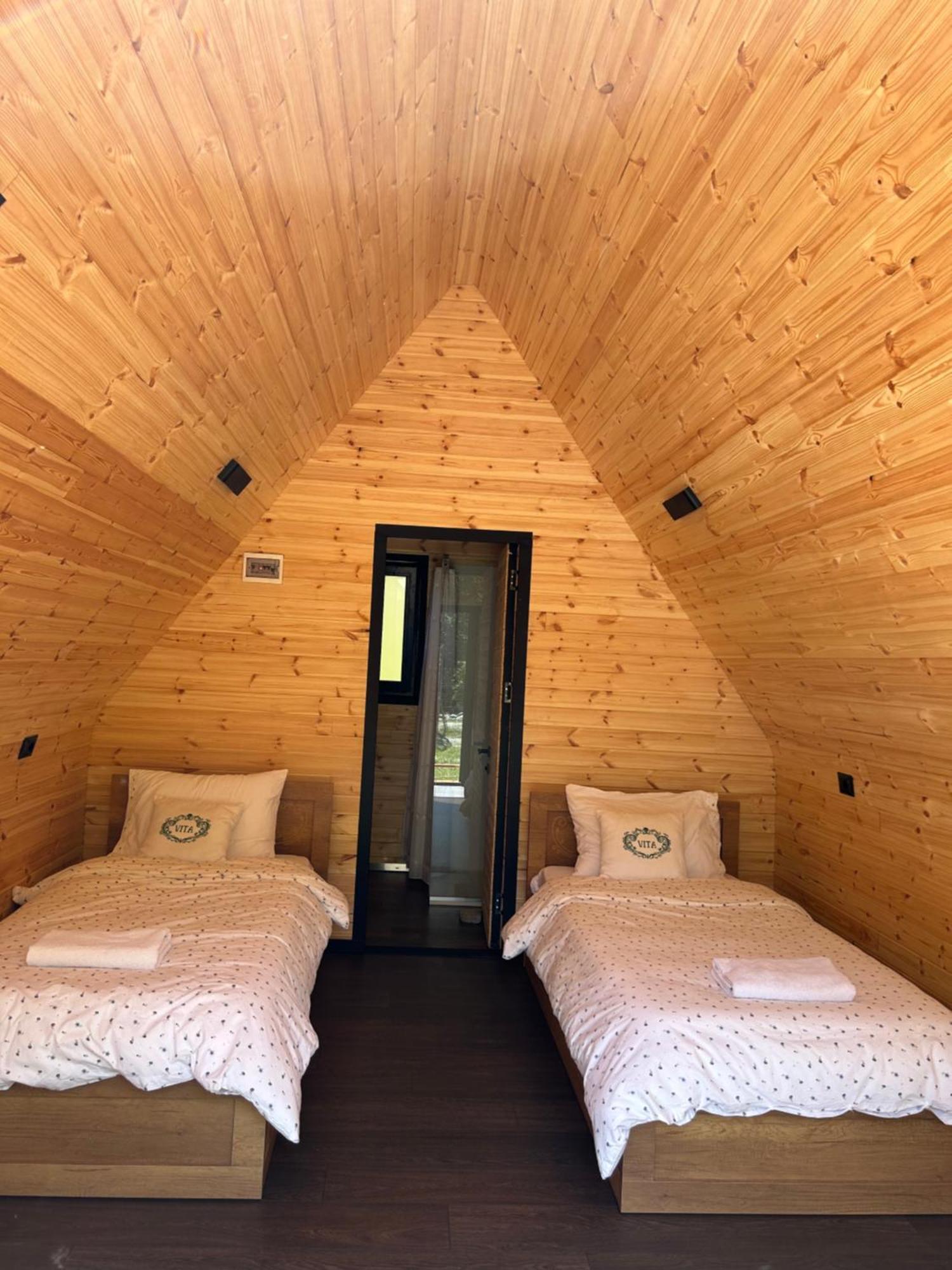 Vita Guesthouse Bajram Curri エクステリア 写真