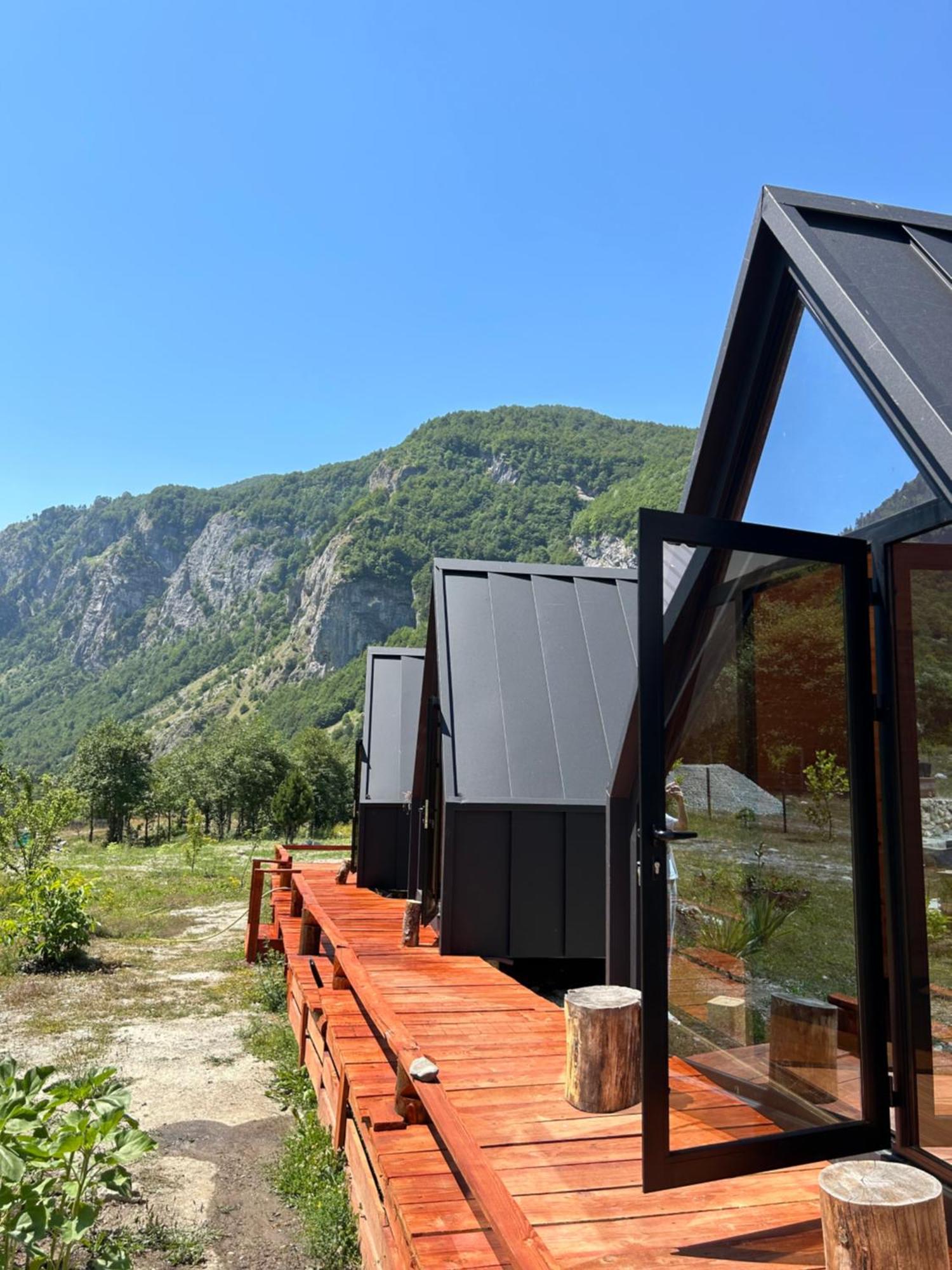 Vita Guesthouse Bajram Curri エクステリア 写真