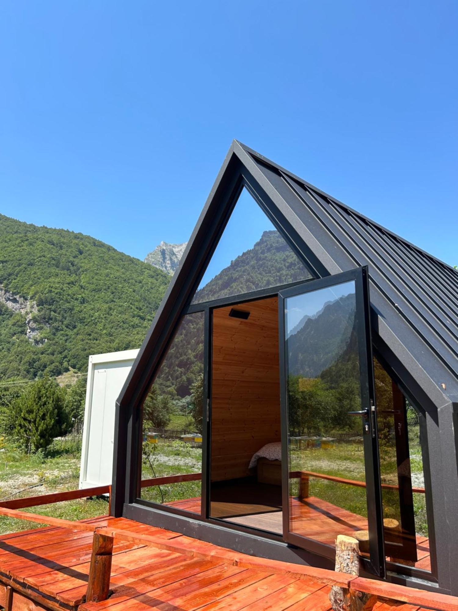 Vita Guesthouse Bajram Curri エクステリア 写真